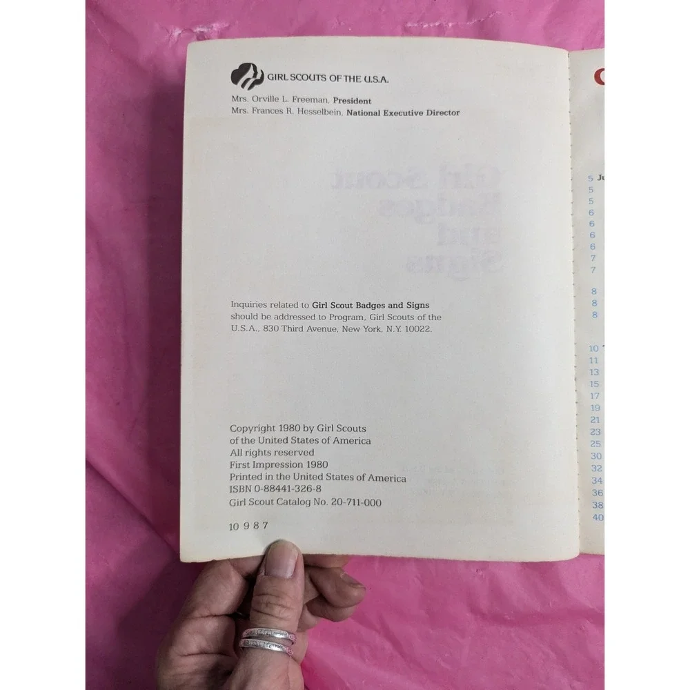 B1 Vintage 1980 Girl Scout Badges and‎ Signs paperback book USA